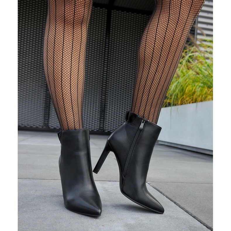 Czarne botki z falbanką na szpilce Roger 1