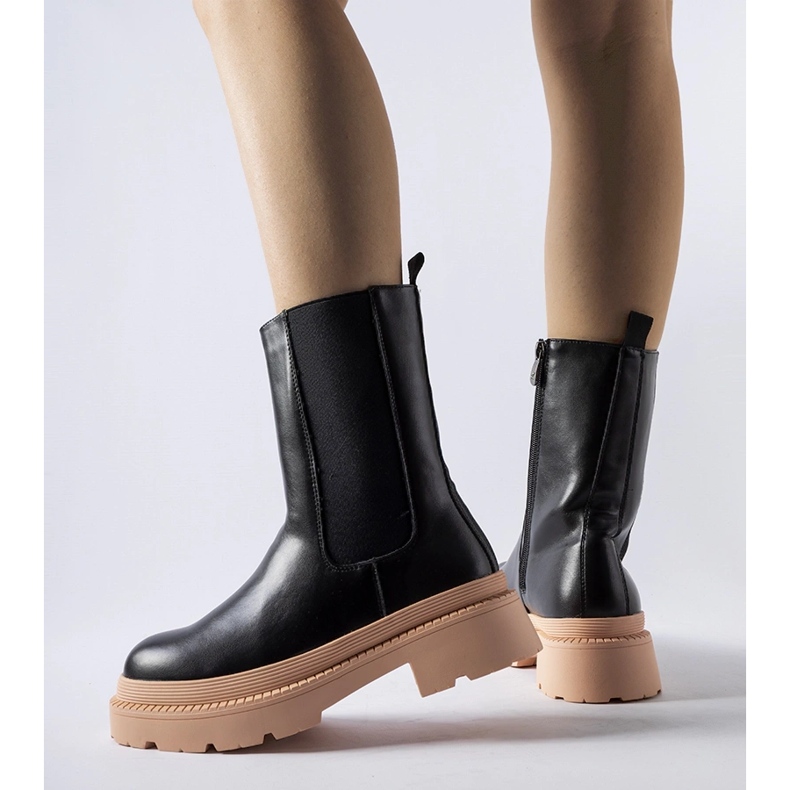 Czarne botki na jasnoróżowej podeszwie Garden 2