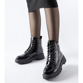 Czarne ocieplane lakierowane workery Bungana 1