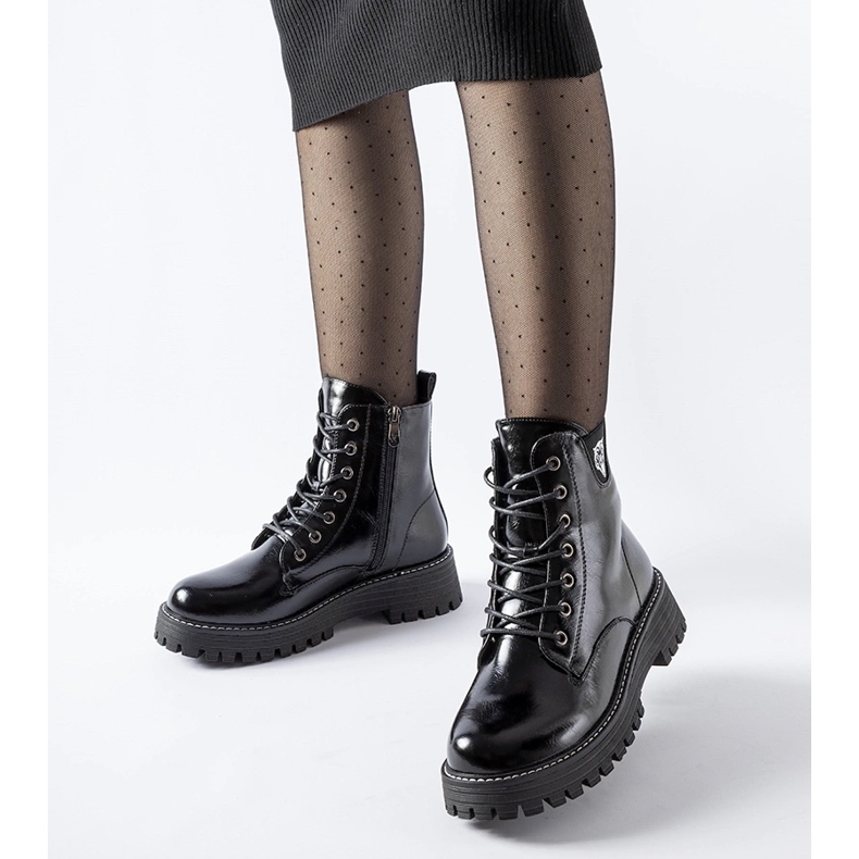 Czarne ocieplane lakierowane workery Bungana 1