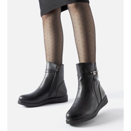 Czarne ocieplane botki z ozdobną zawieszką Nola 1