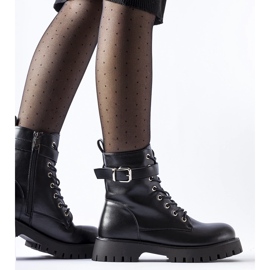 Czarne ocieplane botki z ozdobna klamerką Fino 1