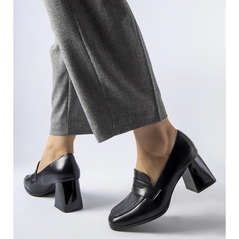 Czarne czółenka na lakierowanym słupku Beroide 1