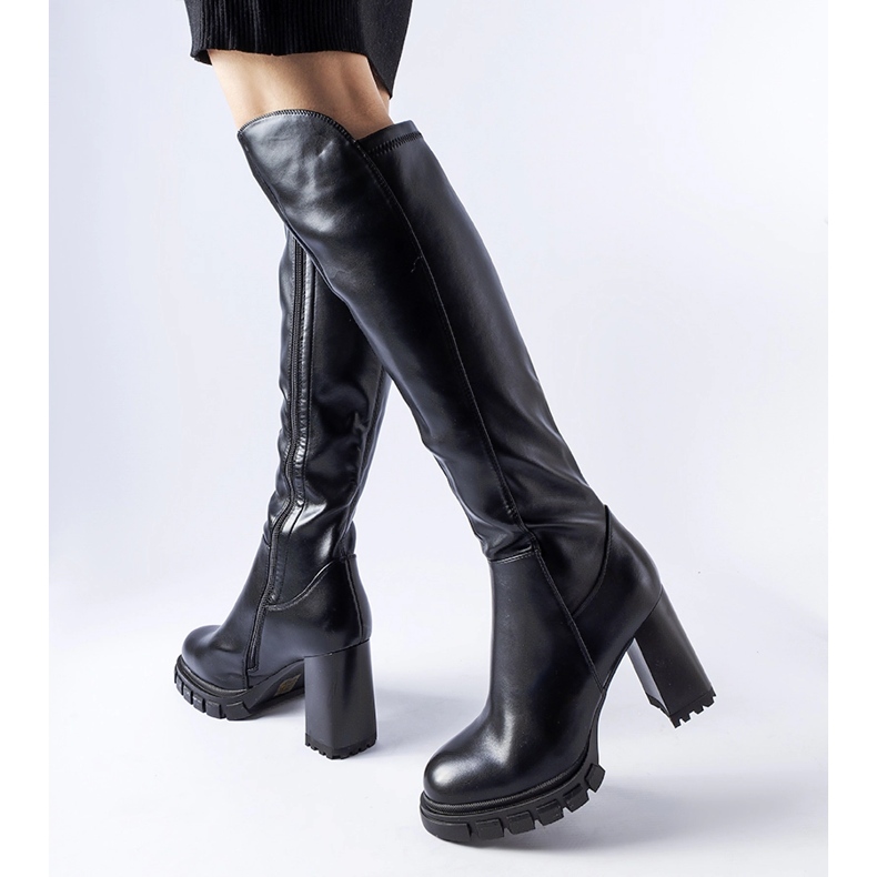 Czarne długie ciepłe kozaki na słupku 1