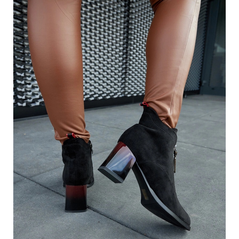 Czarne botki na lakierowanym słupku 1