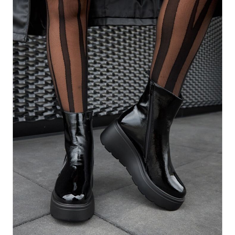 Czarne ocieplane botki na koturnie 1