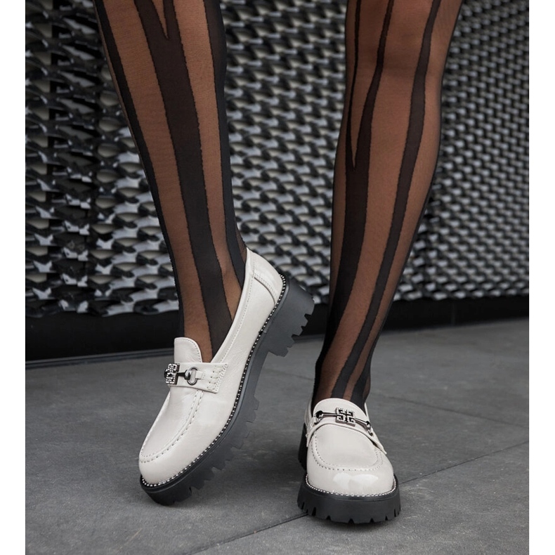 Szare lakierowane mokasyny z cyrkoniami 1