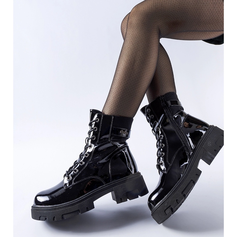 Czarne lakierowane lekko ocieplane botki Cunha 1