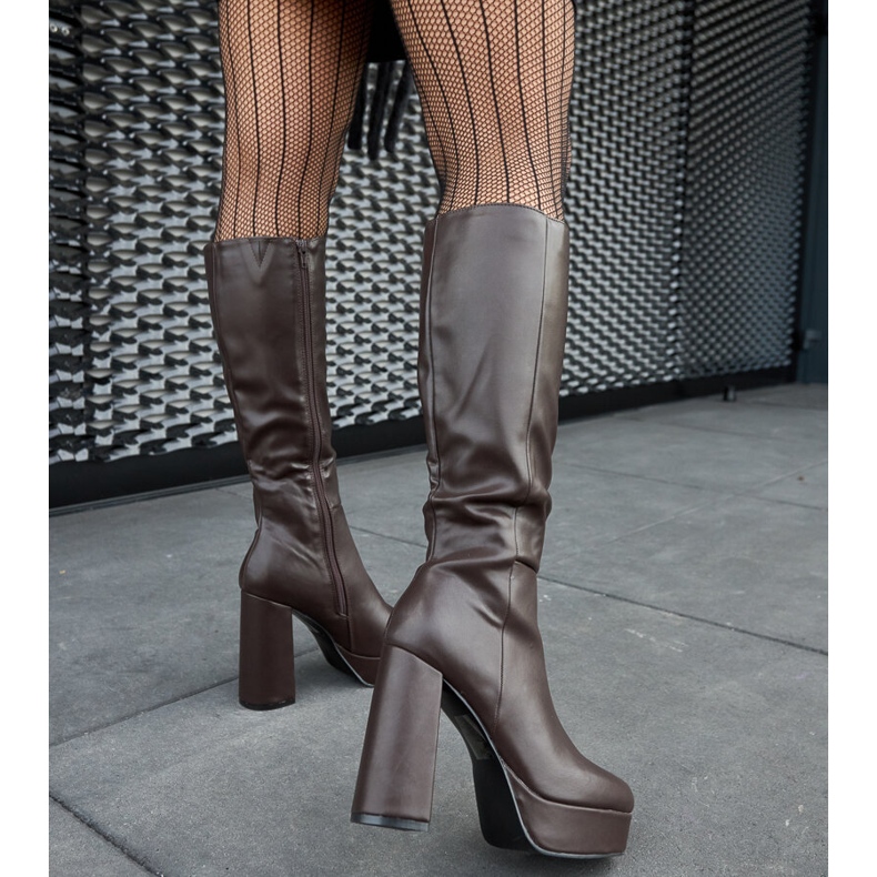 Brązowe kozaki na platformie i słupku Zoccorino 1