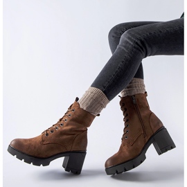 Brązowe zamszowe botki na obcasie Romilda czarne 1