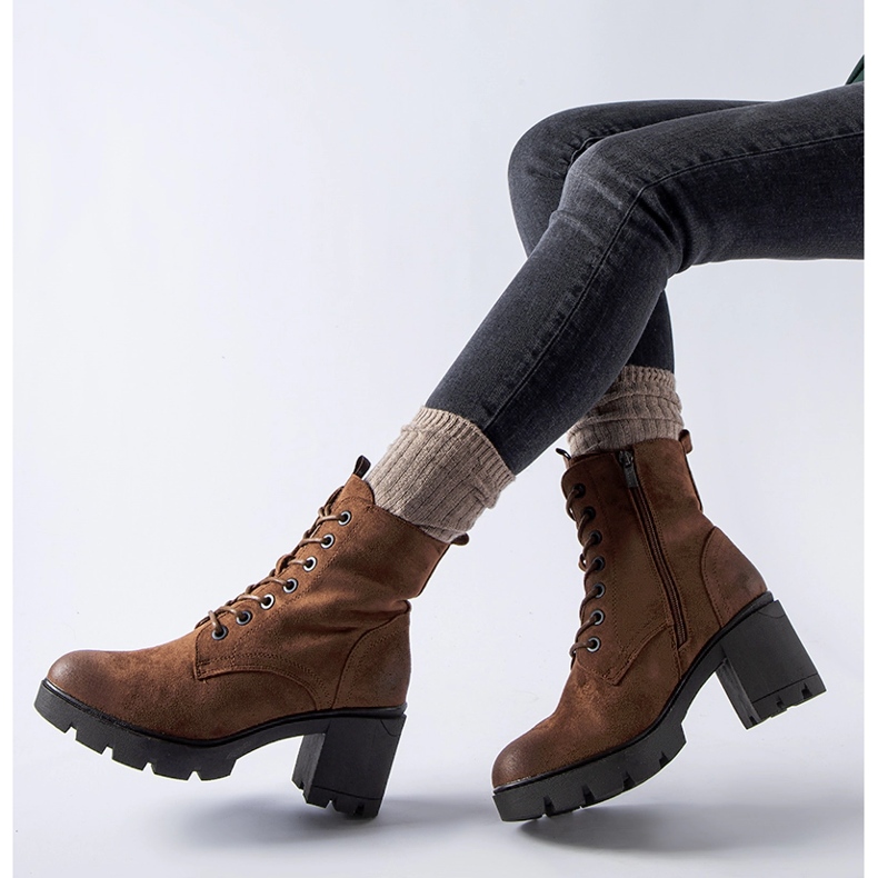 Brązowe zamszowe botki na obcasie Romilda czarne 1