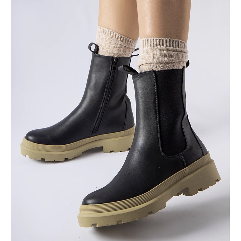 Czarne botki na oliwkowej podeszwie Georgette 1