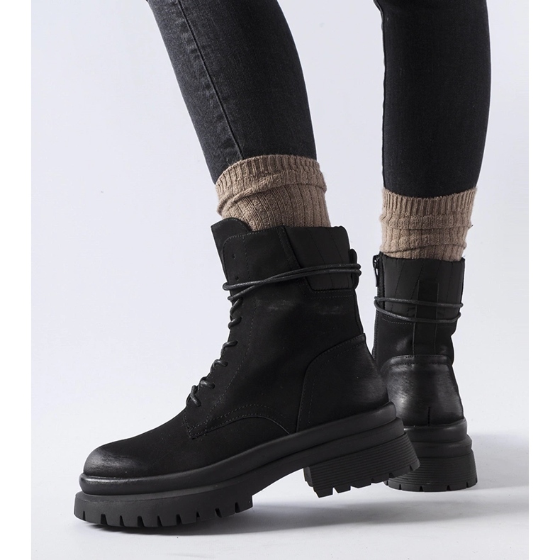 Czarne trapery z przetartym noskiem Vadnais 1