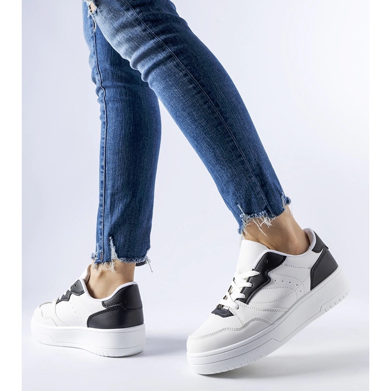 Białe sneakersy z czarnym akcentem Fournie 1