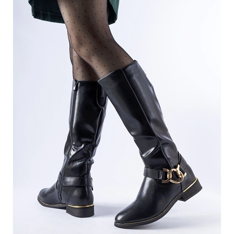 Czarne ocieplane kozaki zdobione klamrą Ortega 2