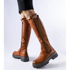 Brązowe masywne kozaki zdobione paskiem Stuart 1