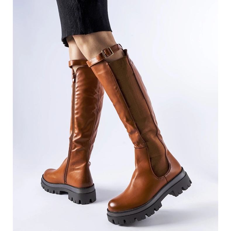 Brązowe masywne kozaki zdobione paskiem Stuart 1