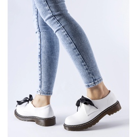 Białe półbuty z ozdobna kokardką Rodriguez 1