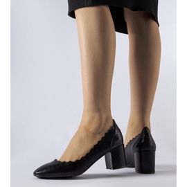 Czarne czółenka na słupku Remanzacco 1