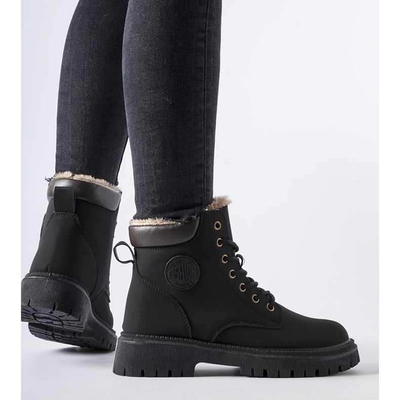 Czarne ocieplane trapery Medole 1