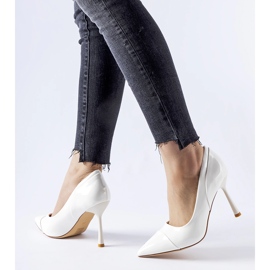 Białe lakierowane szpilki Inferiore 1