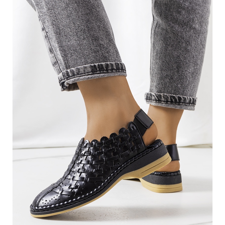 Czarne ażurowe sandały Carvalho 1