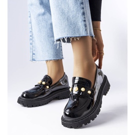 Czarne lakierowane półbuty z perełkami Serlait białe 1