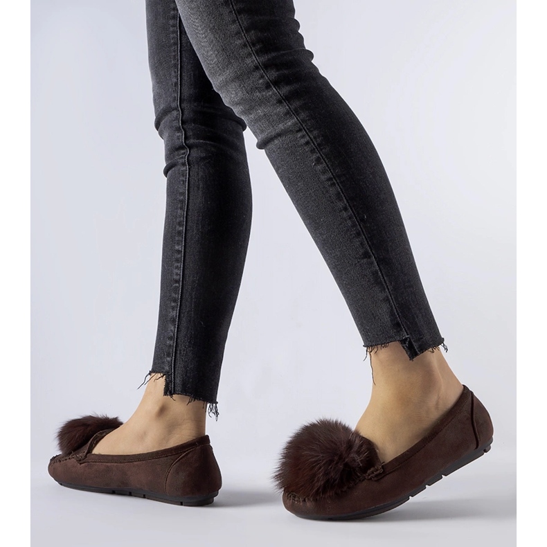 Brązowe ocieplane kapcie z pomponem Marchetti 1