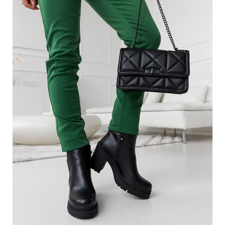 Czarne botki na niskim słupku ze szlufką Favale 1