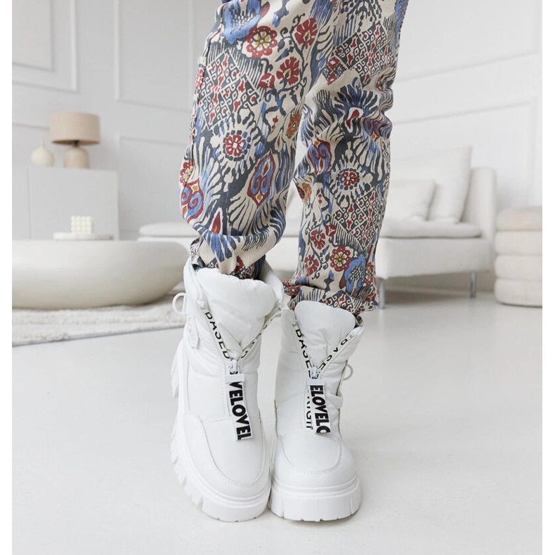 Białe ocieplane śniegowce z napisami Eulalia 2