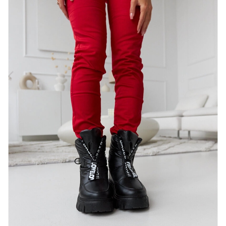 Czarne ocieplane śniegowce z napisami Eulalia 1