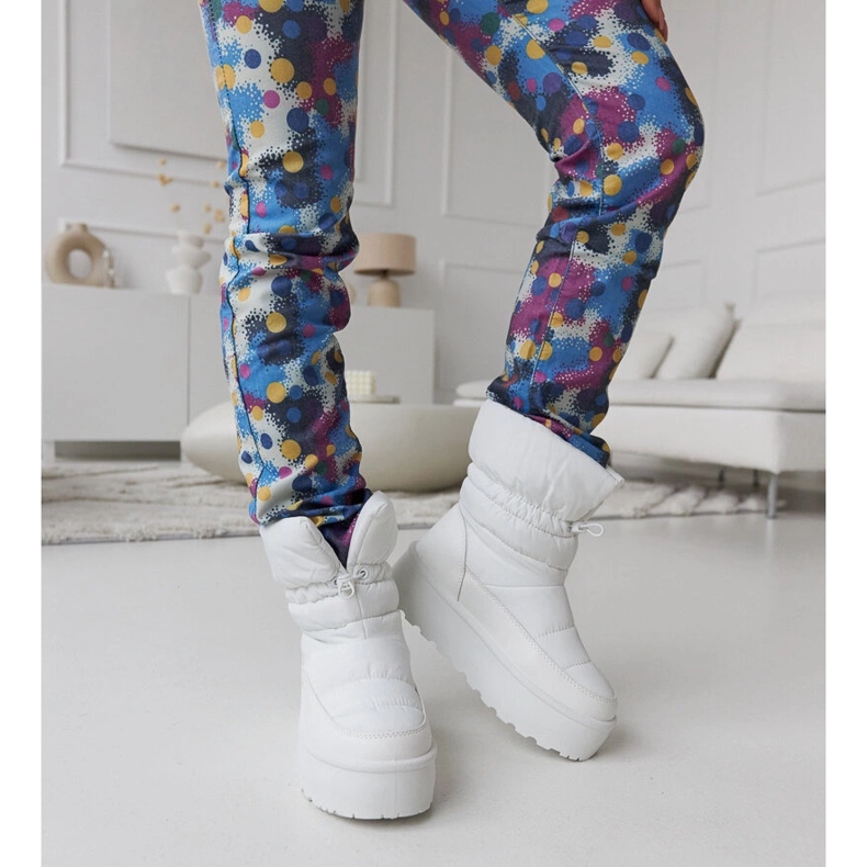 Białe ocieplane śniegowce na platformie Polk 1