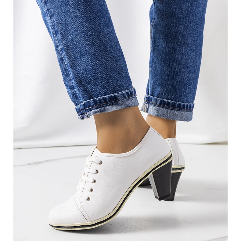 BM Białe półbuty na słupku Filra 2