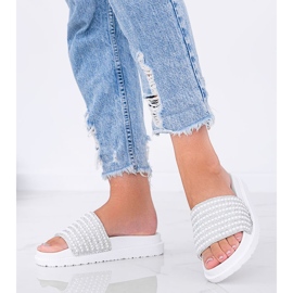 Białe klapki bogato zdobione Trisha 1