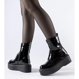 Czarne lakierowane workery na platformie Leos 1