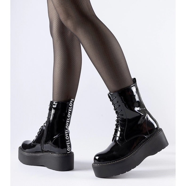 Czarne lakierowane workery na platformie Leos 1