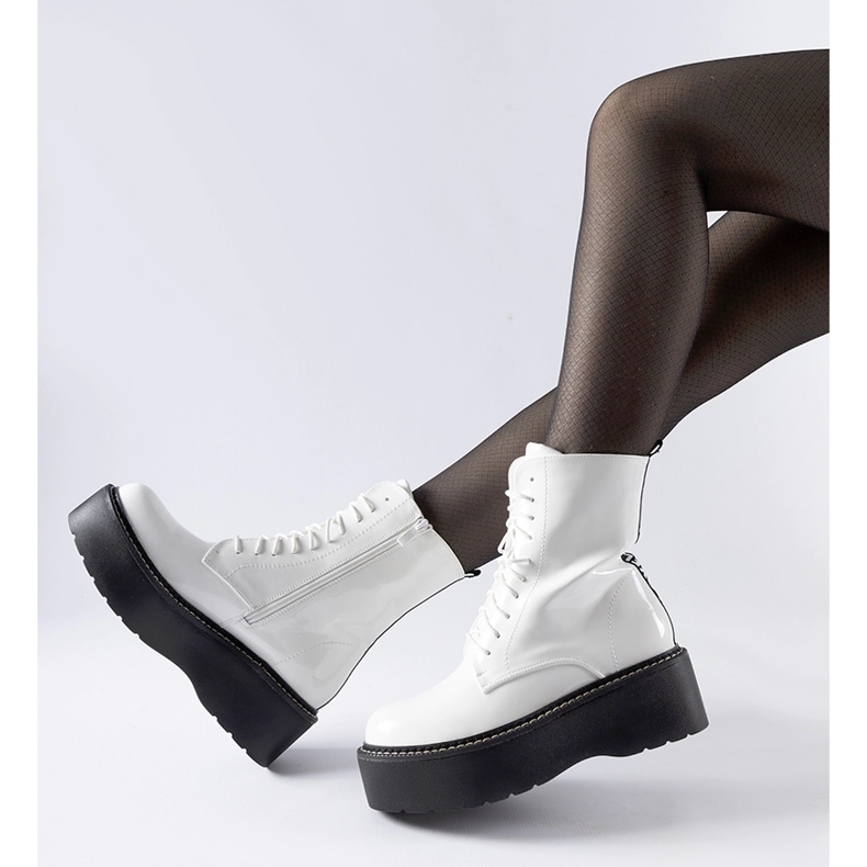 Białe lakierowane workery na platformie Leos 1