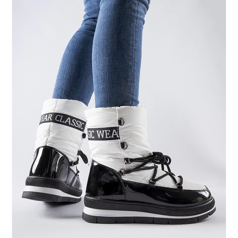 Białe śniegowce na platformie Vineyard 1