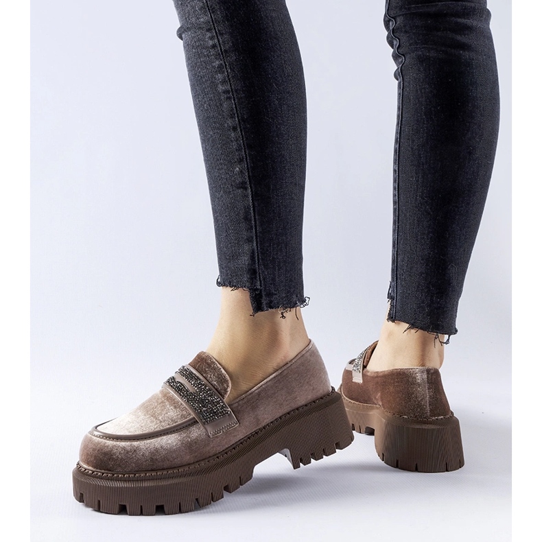 Brązowe mokasyny zdobione cyrkoniami Longuelo beżowy 1