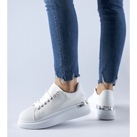 Białe sneakersy na platformie Scuderlando 1