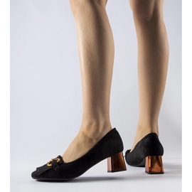 Czarne czółenka na słupku Basso 1