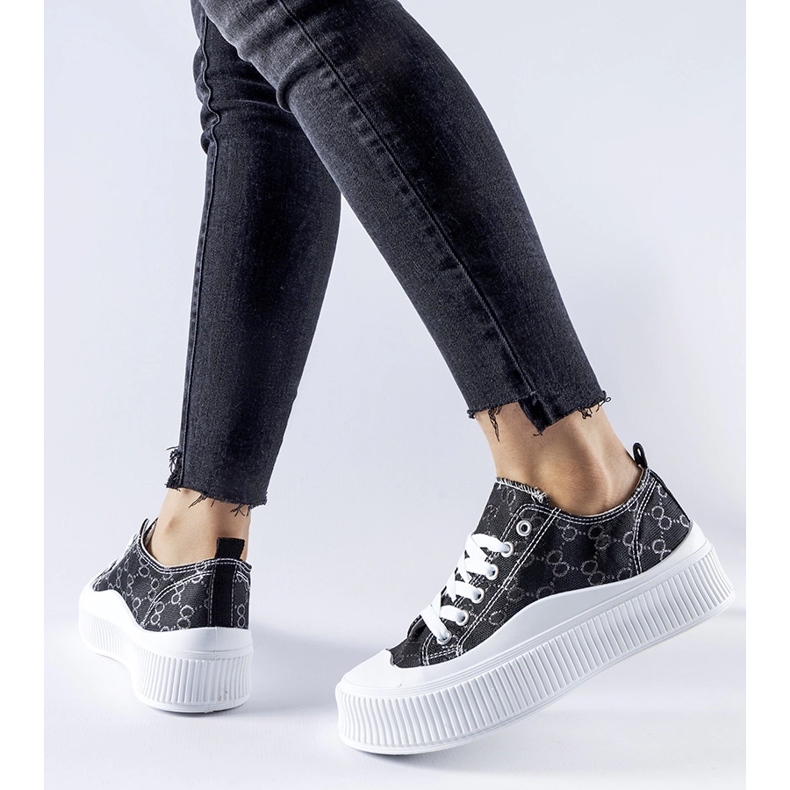 Czarne trampki zdobione monogramem Cavi 1