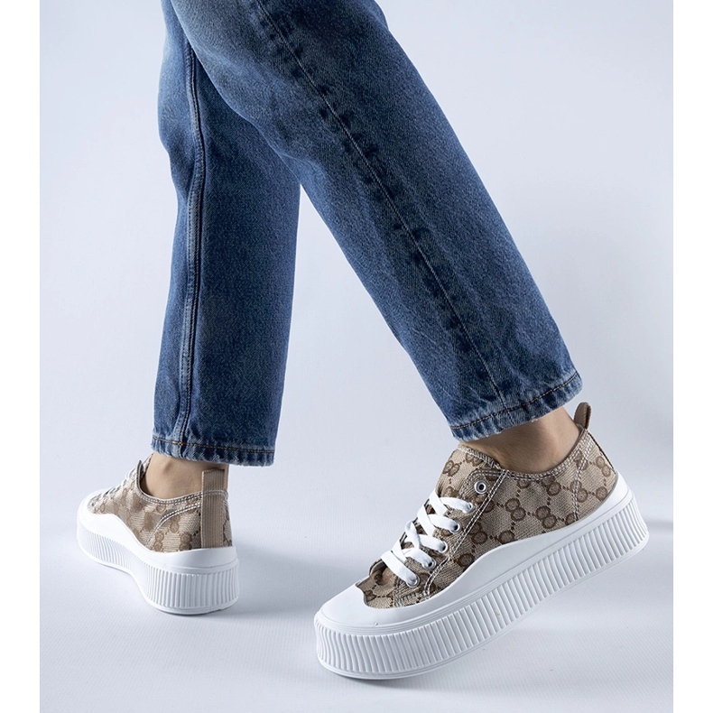 Brązowe trampki zdobione monogramem Cavi beżowy 1