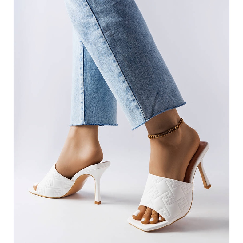 Białe eleganckie klapki na obcasie Cambrina 1