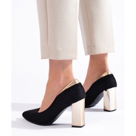 Czarne zamszowe czółenka na słupku 1