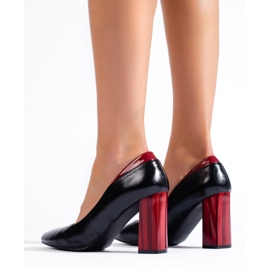 Czarne czółenka na słupku 2