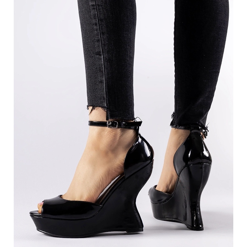 Czarne lakierowane sandały na koturnie Flangan 1