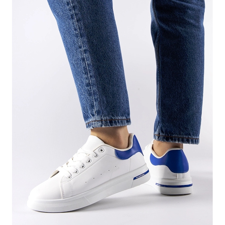 Biało-granatowe sneakersy Leland białe 1