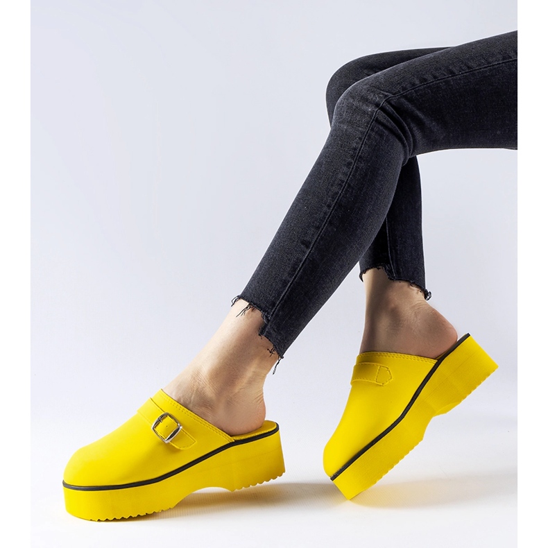 Żółte klapki typu chodaki na platformie Lang 1