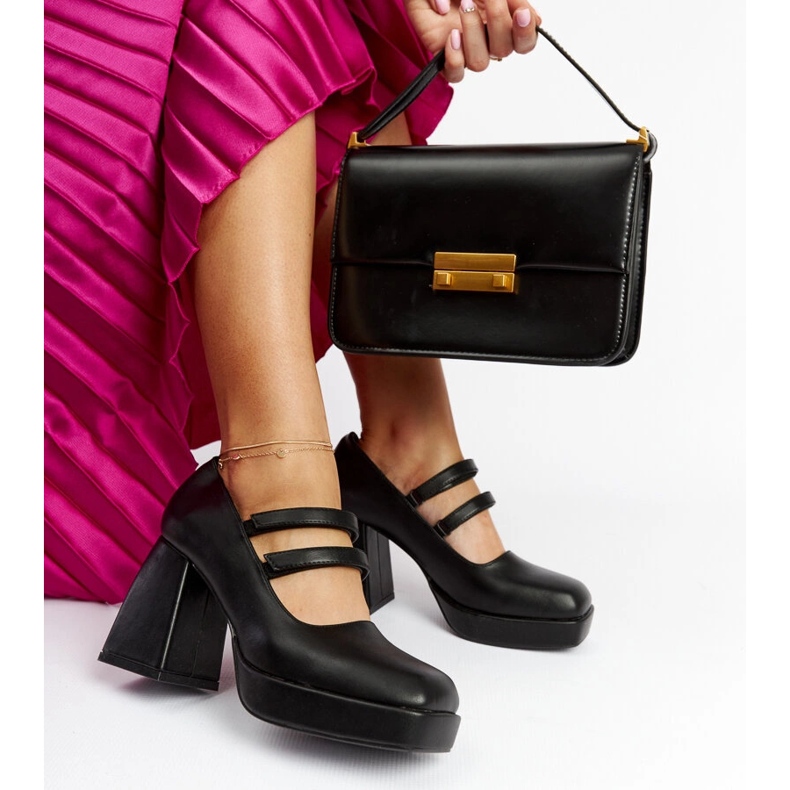 Czarne czółenka na masywnym słupku Cher 1